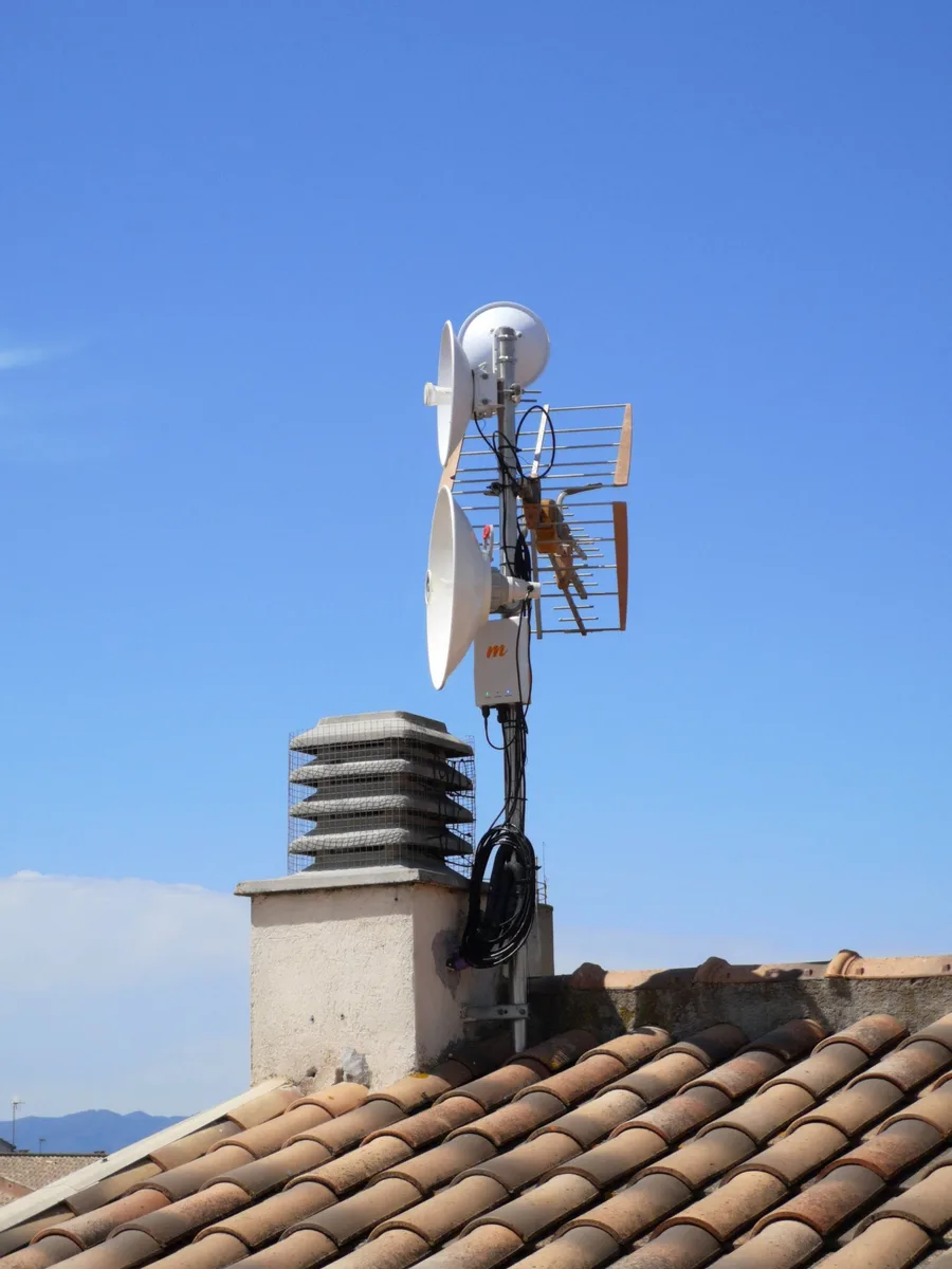 Antenas de radioenlace punto a punto instaladas por Nimbus Telecom en un tejado